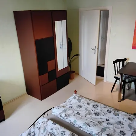 Schoenes Im Einfamilienhaus Проживание в семье *